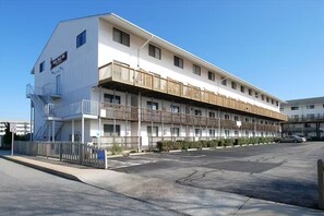 Exterior - Updated condo with seasonal pool, 2 blocks to the beach & Northside Park (Ocean City)