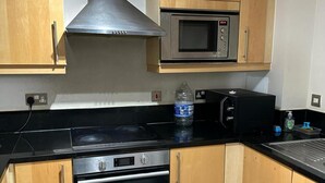 Fridge, microwave, oven, stovetop - Captivating 1-bed Apartment in London (London)