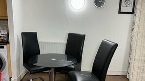 Dining - Captivating 1-bed Apartment in London (London)