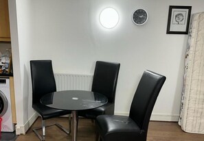 Dining - Captivating 1-bed Apartment in London (London)