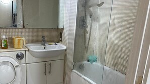 Shower, towels - Captivating 1-bed Apartment in London (London)