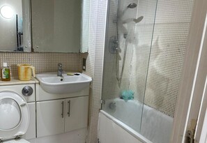 Shower, towels - Captivating 1-bed Apartment in London (London)