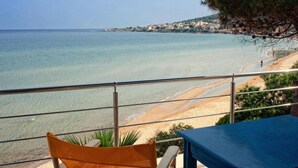 A balcony with a view of a beach and the sea. - Sideratos Apartments (Karfas)