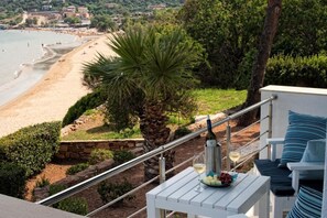 Outdoor dining - Sideratos Apartments (Karfas)