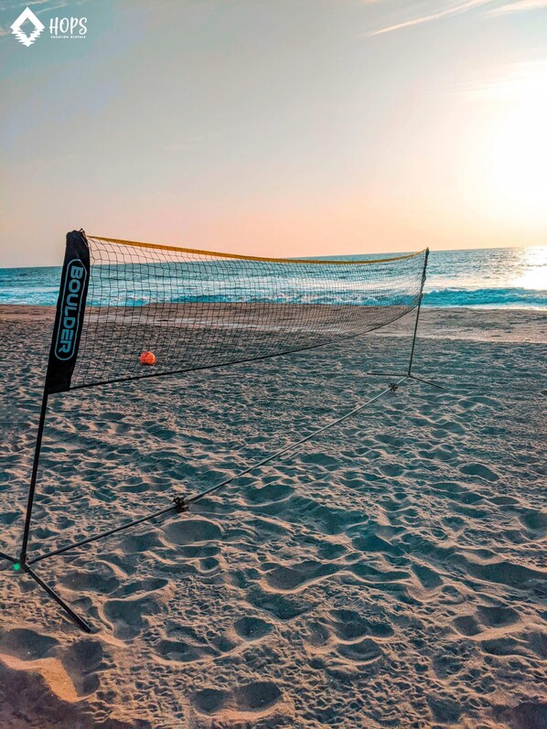 Un filet de volley-ball de plage avec un ballon sur le sable.