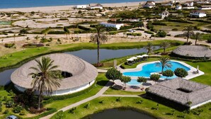 A resort with a circular pool, a rectangular pool, and a beach area. - HOP Lago MAR Exclusiva en Playa de Chincha (Sunampe)