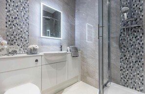 City Apartment | Bathroom | Free toiletries, hair dryer, towels, toilet paper - Luxury on the beach (Portsmouth)