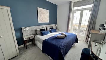 City Apartment | 2 bedrooms, desk, iron/ironing board, free WiFi