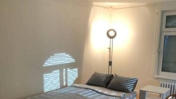 1 slaapkamer, een strijkplank/strijkijzer, wifi, beddengoed