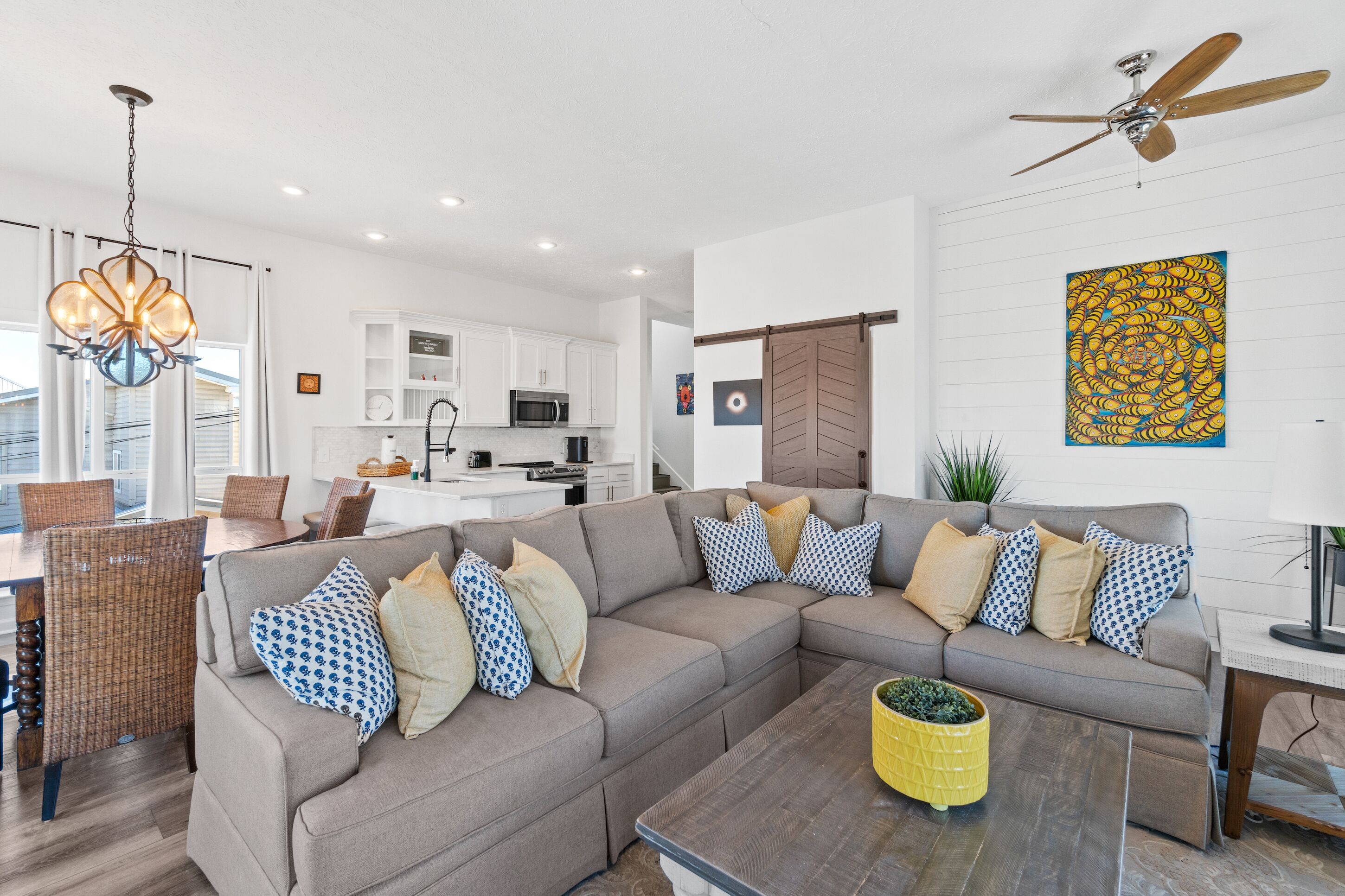 Casa, 5 habitaciones, hidromasaje | Área de sala de estar | Smart TV de 65 pulgadas con canales digitales, Netflix y Hulu 