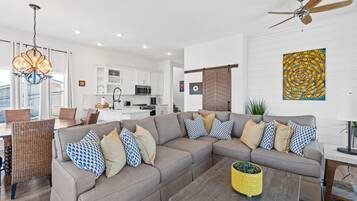 Casa, 5 habitaciones, hidromasaje | Área de sala de estar | Smart TV de 65 pulgadas con canales digitales, Netflix y Hulu