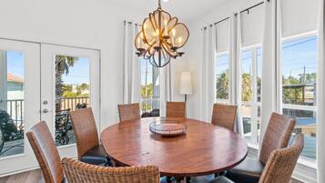 House, 5 Bedrooms, Hot Tub | In-room dining