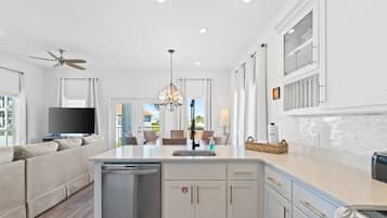 House, 5 Bedrooms, Hot Tub | Private kitchen | Full-size fridge, microwave, oven, stovetop