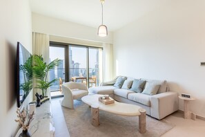 Apartemen Deluks | Area keluarga | Smart TV 55-inci dengan saluran TV kabel