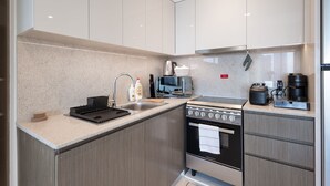 Deluxe-Apartment | Eigene Küche | Wasserkocher mit Kaffee-/Teezubehör, Kühlschrank, Mikrowelle, Ofen