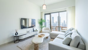 Deluxe-Apartment | Wohnbereich | 55-Zoll-Smart-TV mit Kabelempfang