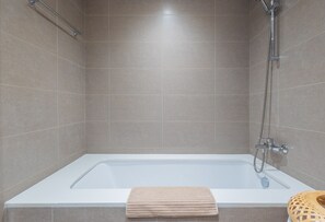 Apartemen Deluks | Kamar mandi | Pengering rambut, handuk,  dan tisu toilet