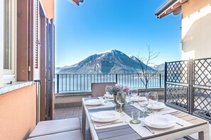 Mesa lista para comer con vista a la montaña.