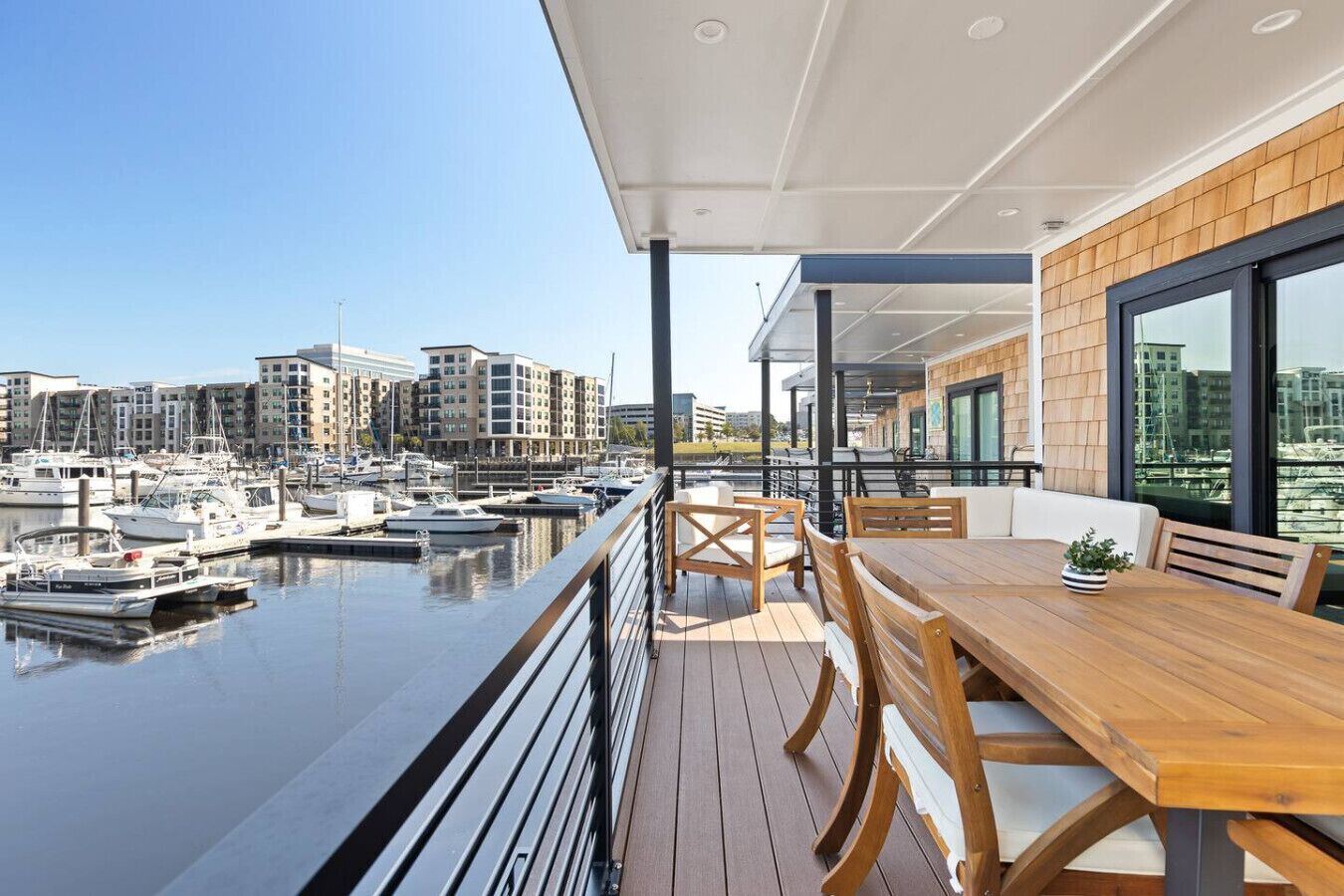 屋外ダイニングエリア