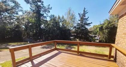 Beautiful 5 bedroom home w/ fireplace. Close to all attractions in Mobile area