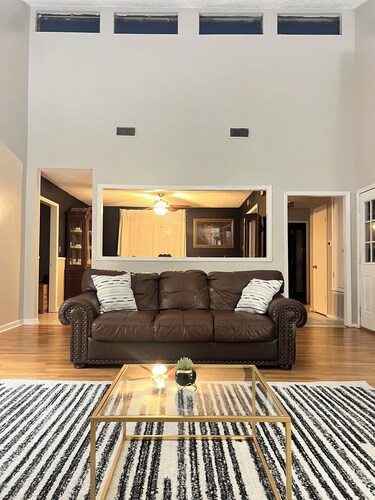 Beautiful 5 bedroom home w/ fireplace. Close to all attractions in Mobile area 
