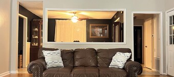 Beautiful 5 bedroom home w/ fireplace. Close to all attractions in Mobile area 