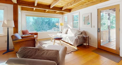 Light-filled retreat in Mad River Valley with internet & deck