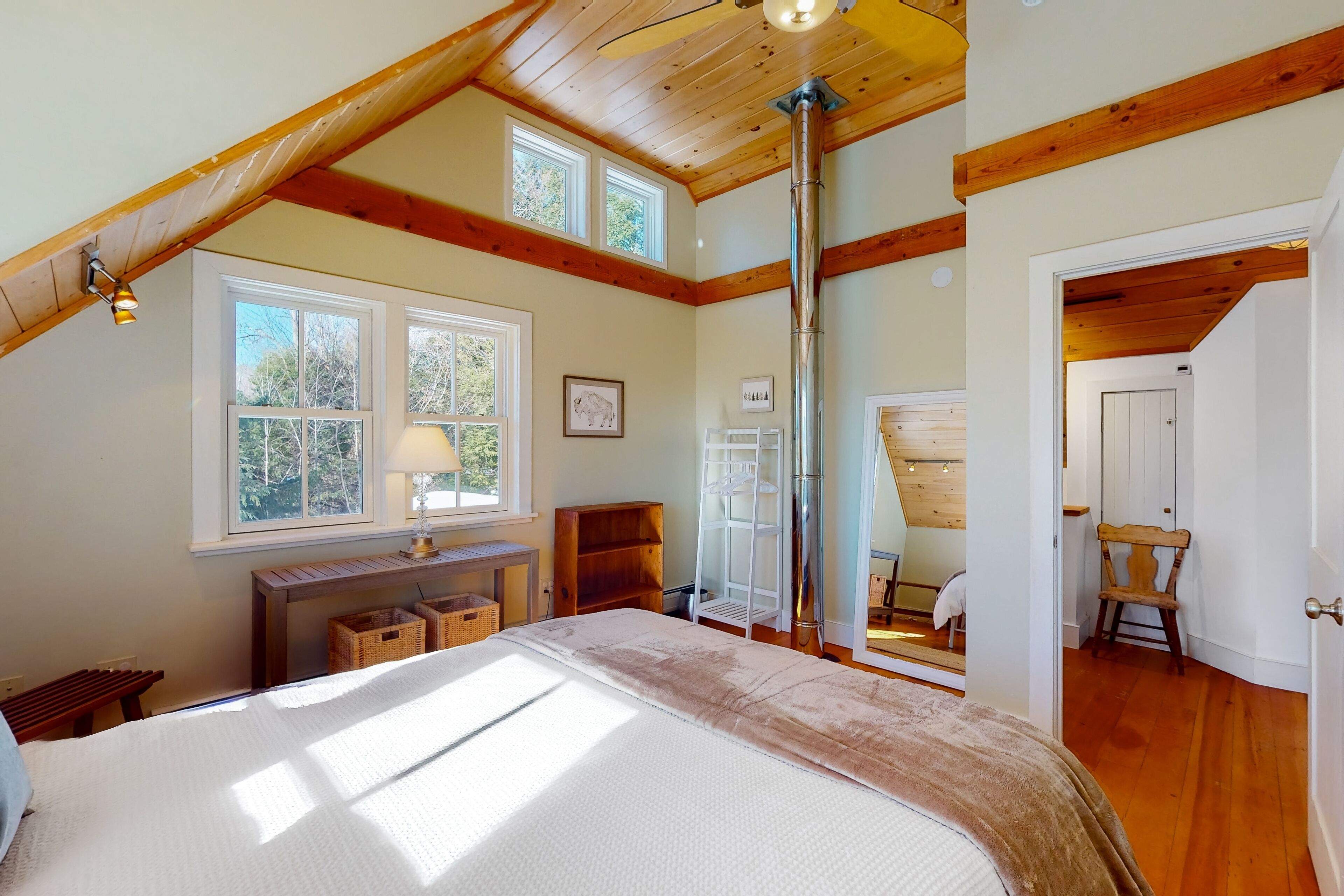 2 bedrooms, internet, bed sheets