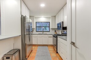 Fridge, microwave, oven, stovetop - Sunny Gainesville Home ~ Half-Mi to UF Campus! (Gainesville)