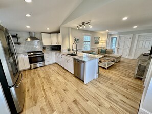 Fridge, microwave, oven, stovetop - Walk to town/beach/pickleball courts; cozy & clean (Manchester-by-the-Sea)