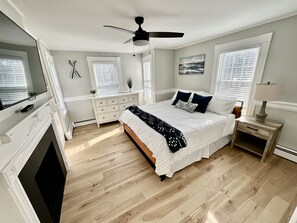 4 bedrooms, desk, iron/ironing board, free WiFi - Walk to town/beach/pickleball courts; cozy & clean (Manchester-by-the-Sea)