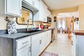 Réfrigérateur, micro-ondes, plaque de cuisson, cafetière/bouilloire