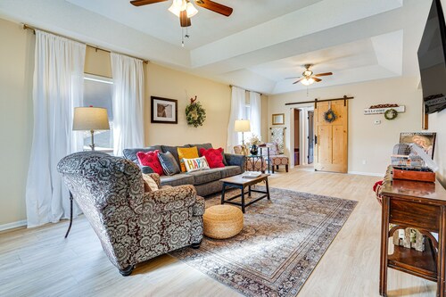 Zanesville Apartment w/ Porch - 3 Mi to Downtown!