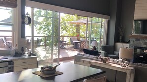 Una cocina moderna con una isla central, sillas de madera y una mesa de comedor.