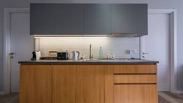 Kylskåp, mikrovågsugn, ugn och spishäll