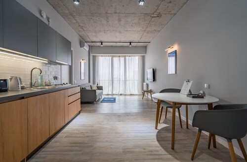 Urban Loft Apt • Ideal for Workcation, Couples & Families