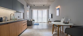 Urban Loft Apt • Ideal for Workcation, Couples & Families