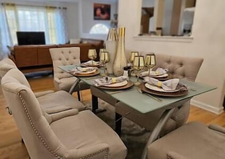 Dining. McAngel Haven: 5 mins from Yale