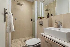 Shower, hair dryer, towels, soap - Chic Beachfront Oasis - Balcony - Netflix (Cape Town)