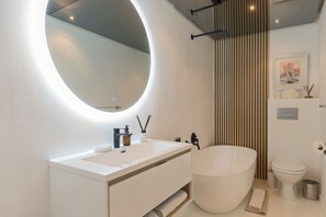 Haartrockner, Handtücher, Seife, Shampoo