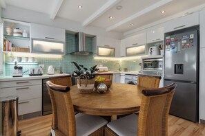 Køleskab, mikrobølgeovn, ovn, kogeplade