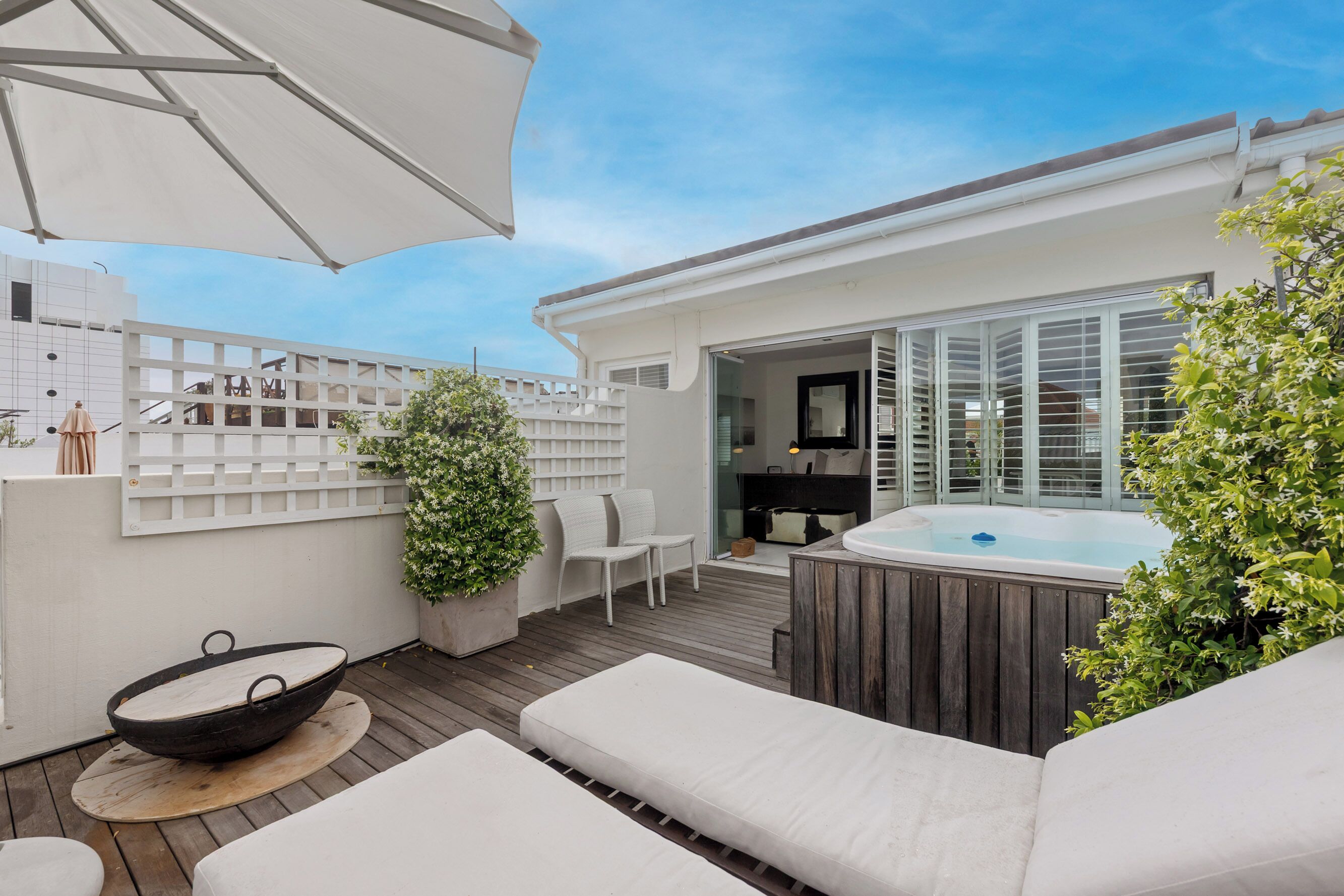 Tina de hidromasaje al aire libre