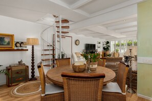 Dining - Lush Oasis in the Heart of Green Point (Cape Town)