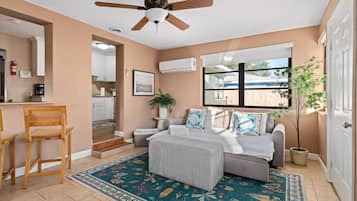 智能電視、書籍、 辦公室