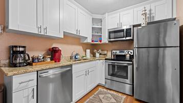 雪櫃、微波爐、焗爐、爐具