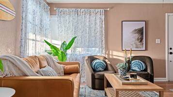 TV connectée, livres, espaces bureaux