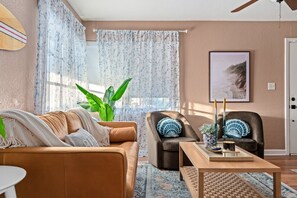 TV connectée, livres, espaces bureaux