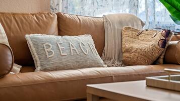 TV connectée, livres, espaces bureaux