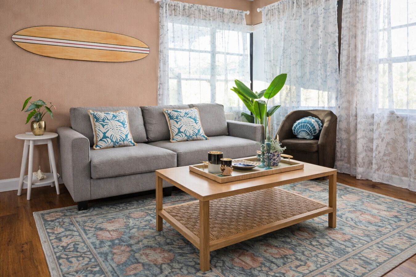 Smart TV, livros, escritórios