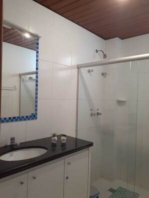 Shower, hair dryer, bidet, towels